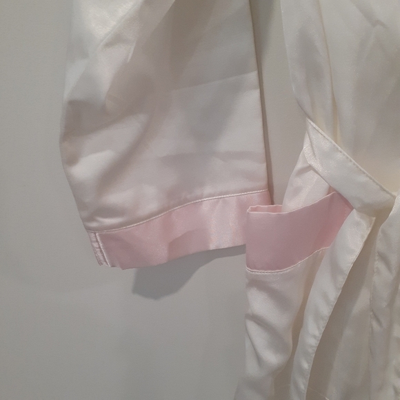 Vintage/Retro Satin Bathrobe With Floral Accent - Picture 4 of 9